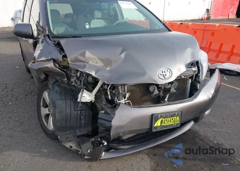 2013 Toyota Sienna Le V6 8 Passenger z USA, uszkodzony, nr VIN 5TDKK3DC9DS375185